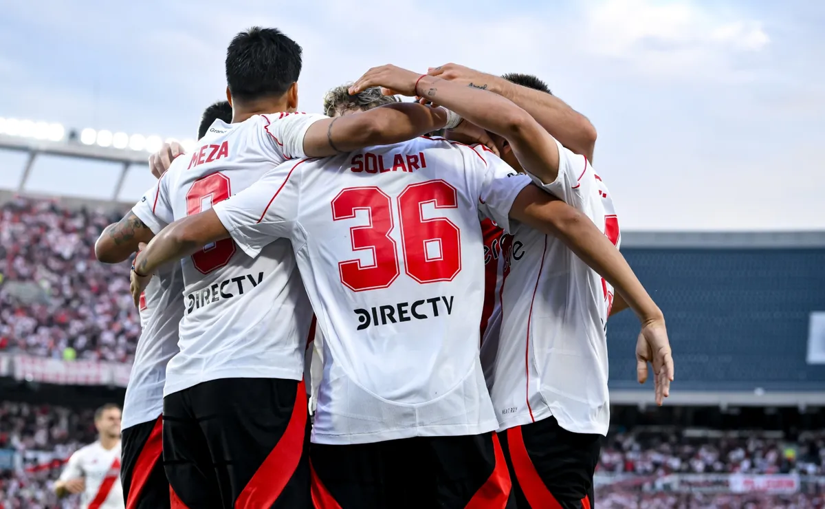 Los jugadores de River, a puro abrazo.