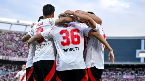Los jugadores de River, a puro abrazo.