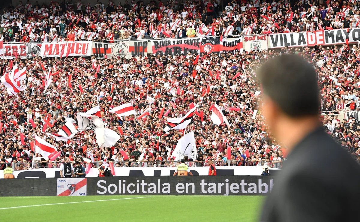 El recibimiento y apoyo del hincha de River es constante.