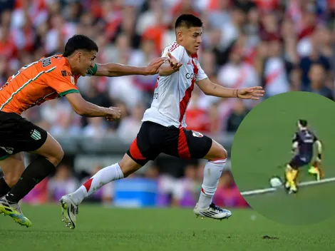 VIDEO | El juez de línea que pateó una pelota adentro de la cancha en River-Banfield