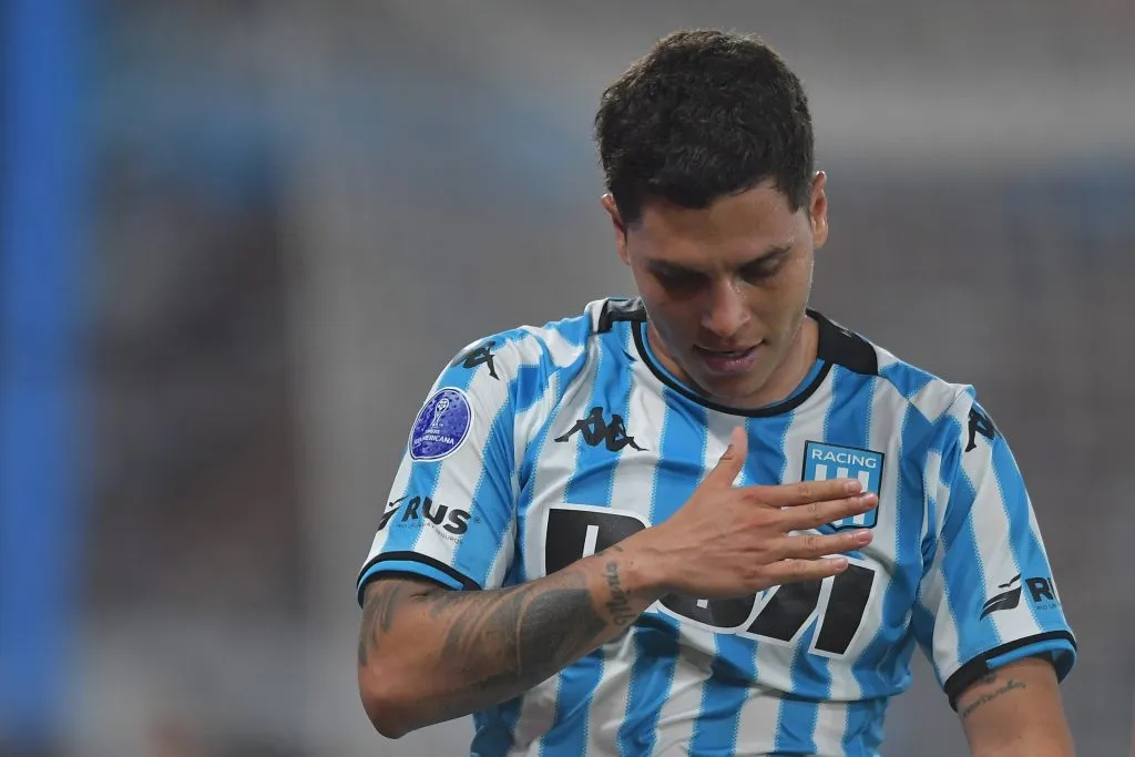 Juanfer tiene contrato hasta diciembre de 2025 con Racing, que pide U$S 5.000.000 para dejarlo salir.