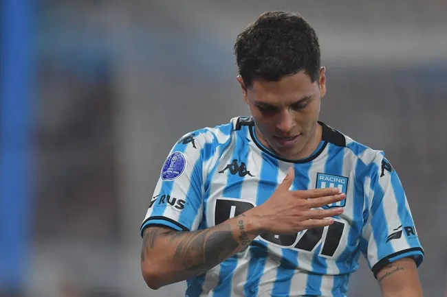 Juanfer Quintero la rompe en Racing. (Getty)
