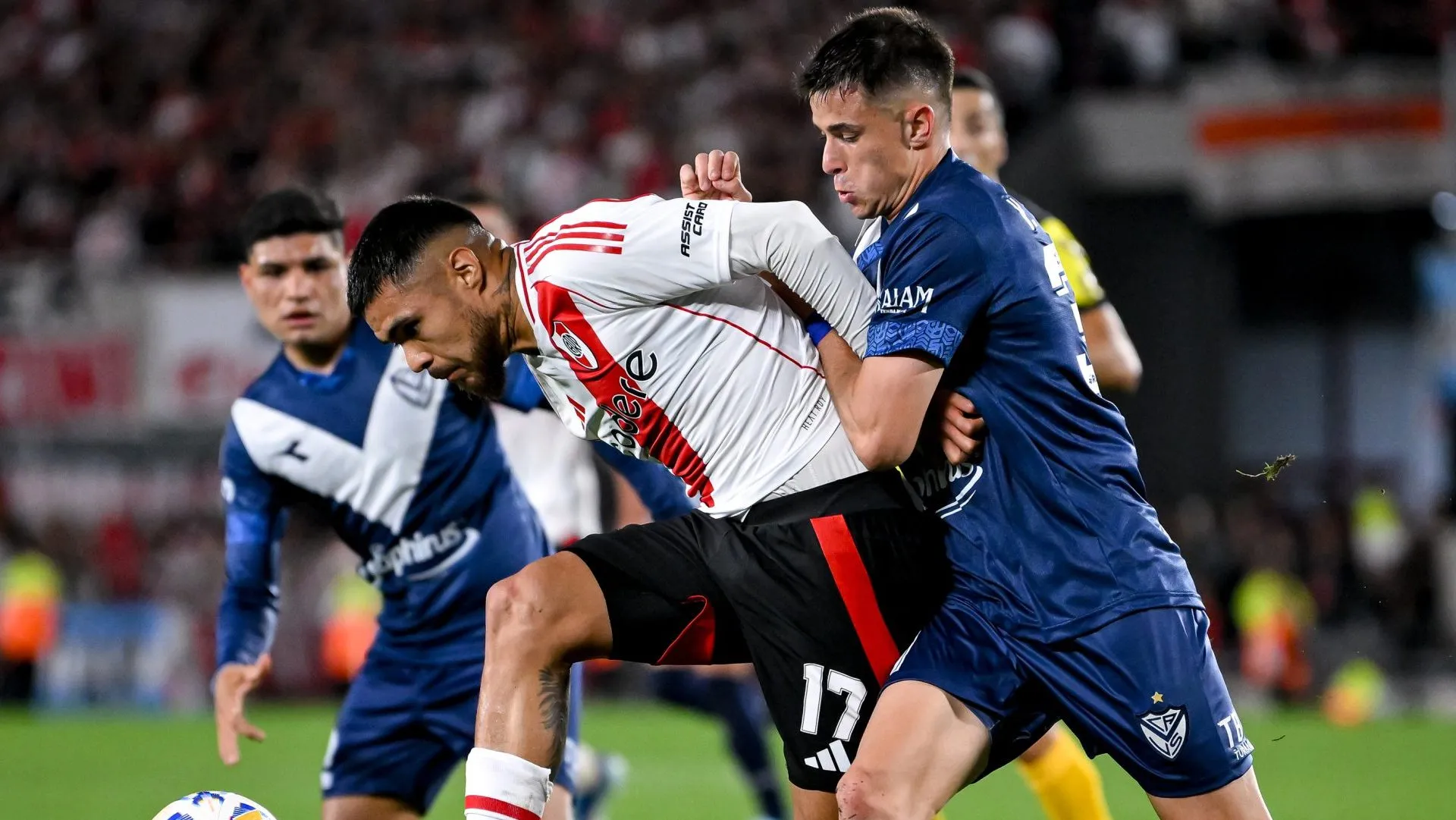 Valentín Gómez jugando ante River. (Getty)