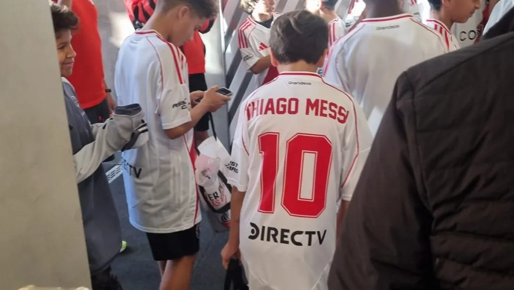 Thiago Messi, con la camiseta de River en el Monumental (Prensa CARP).