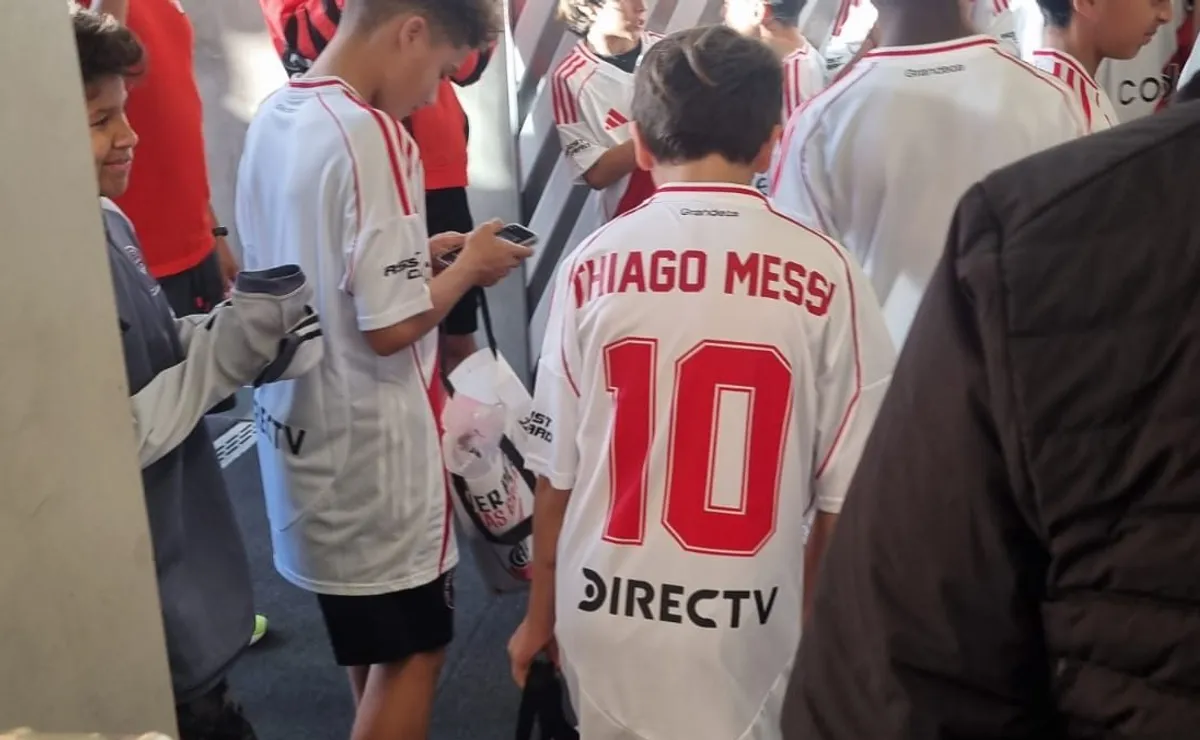 Thiago Messi, con la camiseta de River en el Monumental (Prensa CARP).