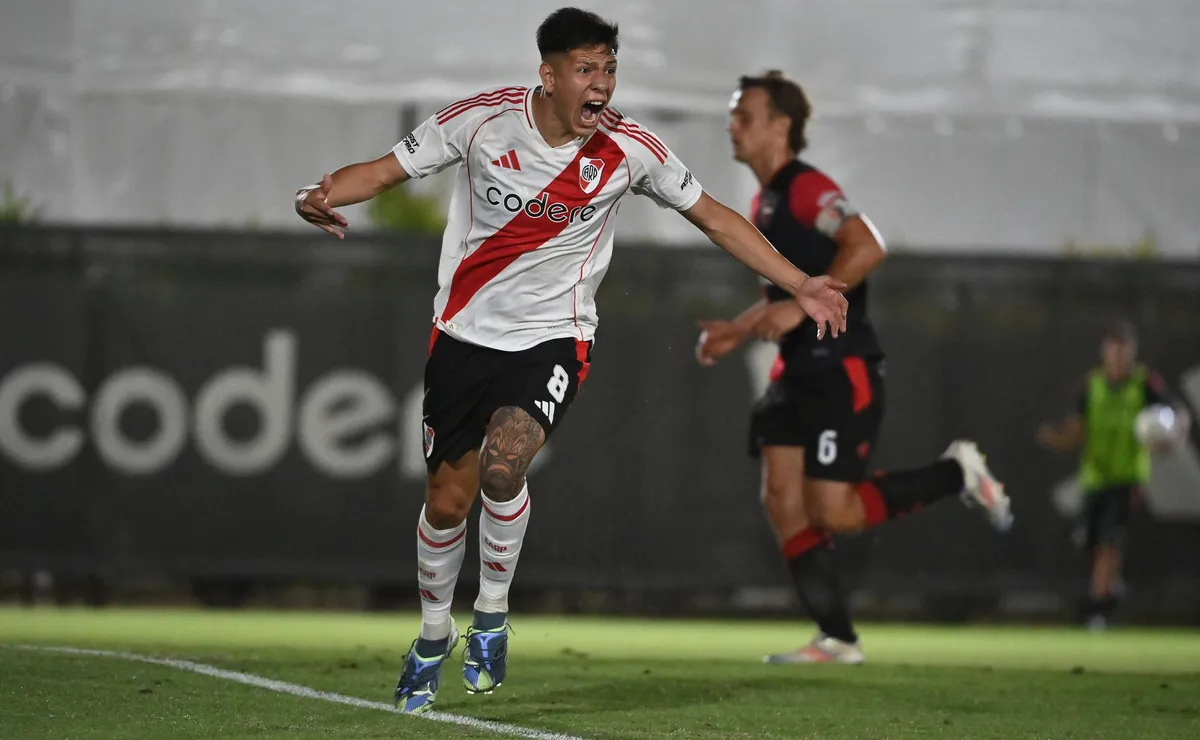 Tobías Leiva festeja uno de los goles de River vs. Newell's (Foto: Prensa CARP).