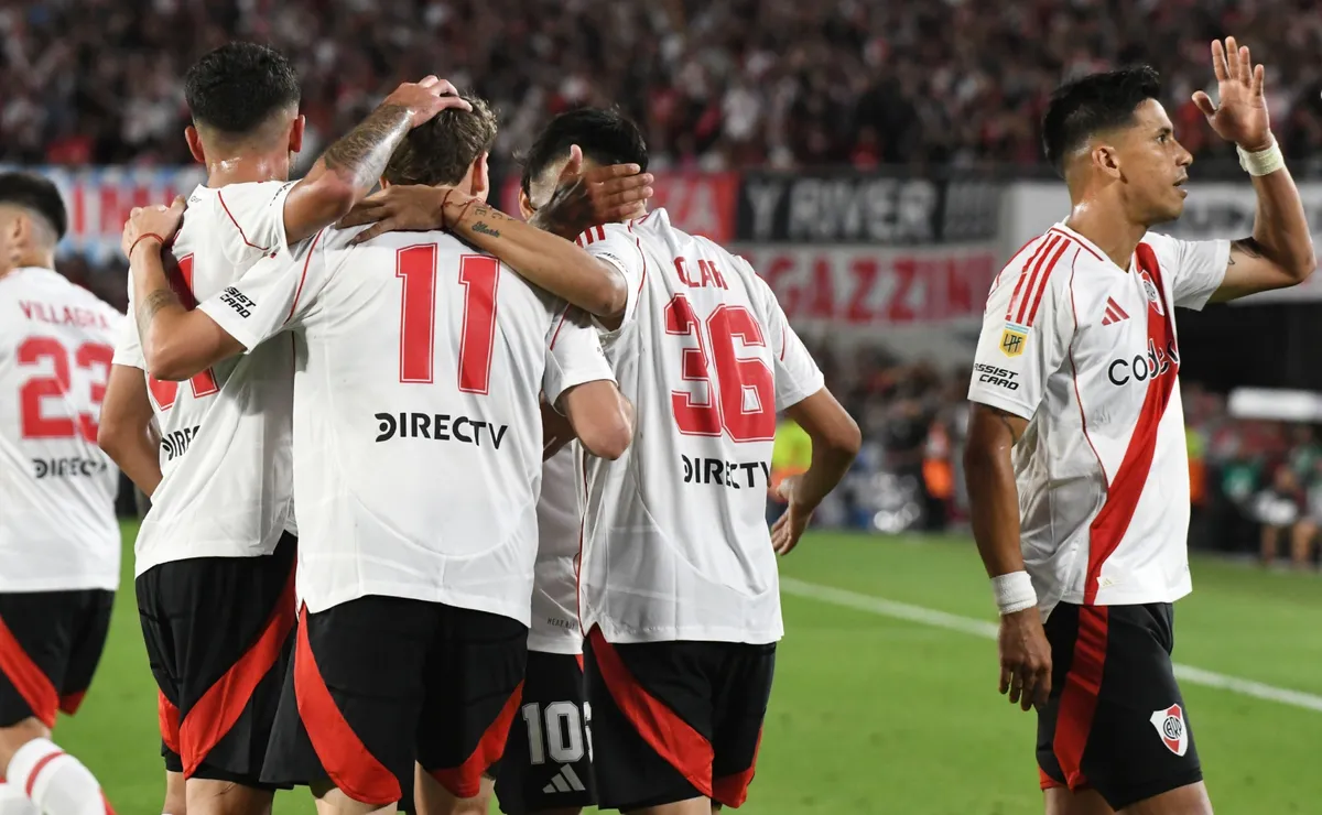 Meza celebra mientras sus compañeros se abrazan por detrás de él.