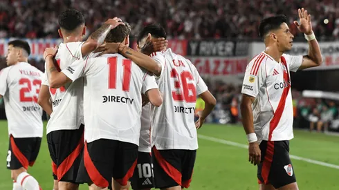 Meza celebra mientras sus compañeros se abrazan por detrás de él.