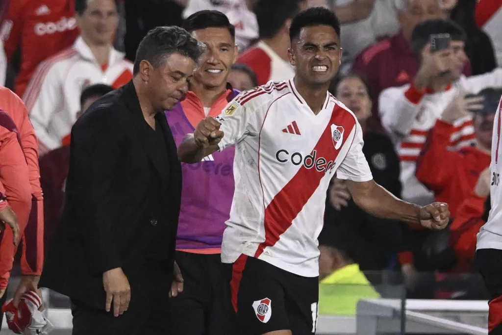 Abrazo del Pity para Gallardo luego de su gol. Foto: LPM / Diego Haliasz.