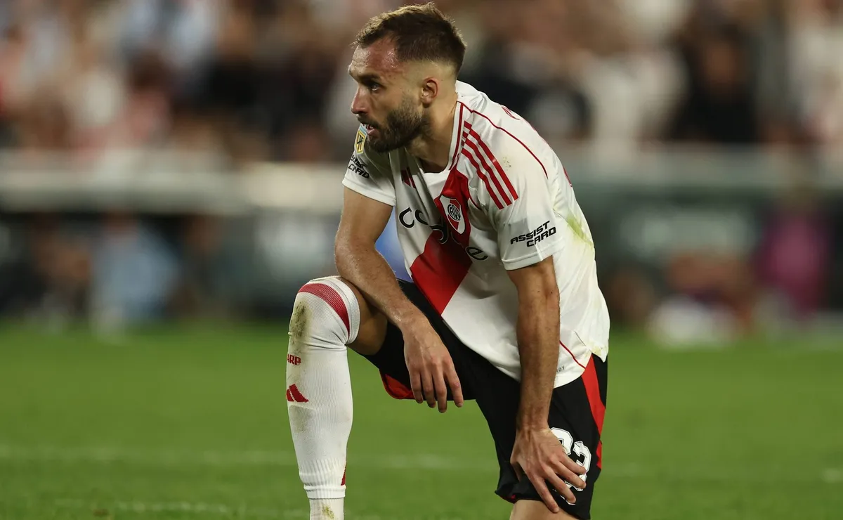 Gallardo podría cuidar a Pezzella.