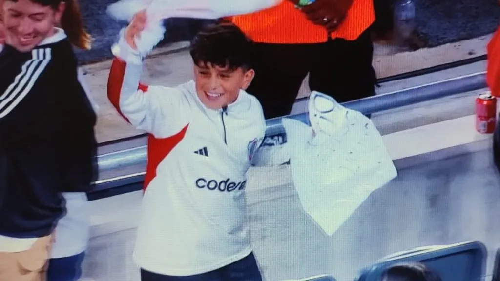 La alegría de un joven hincha de River cuando Pity Martínez le regaló su camiseta en el Monumental.