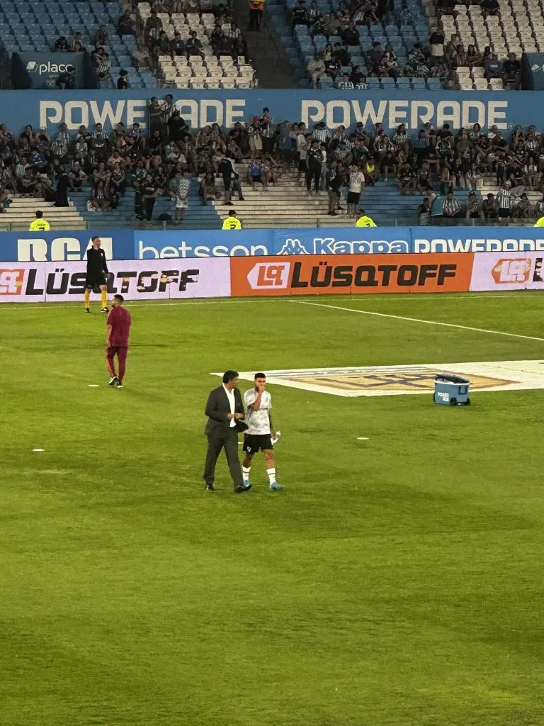 Díaz se retira del campo. (Juan Patricio Balbi)