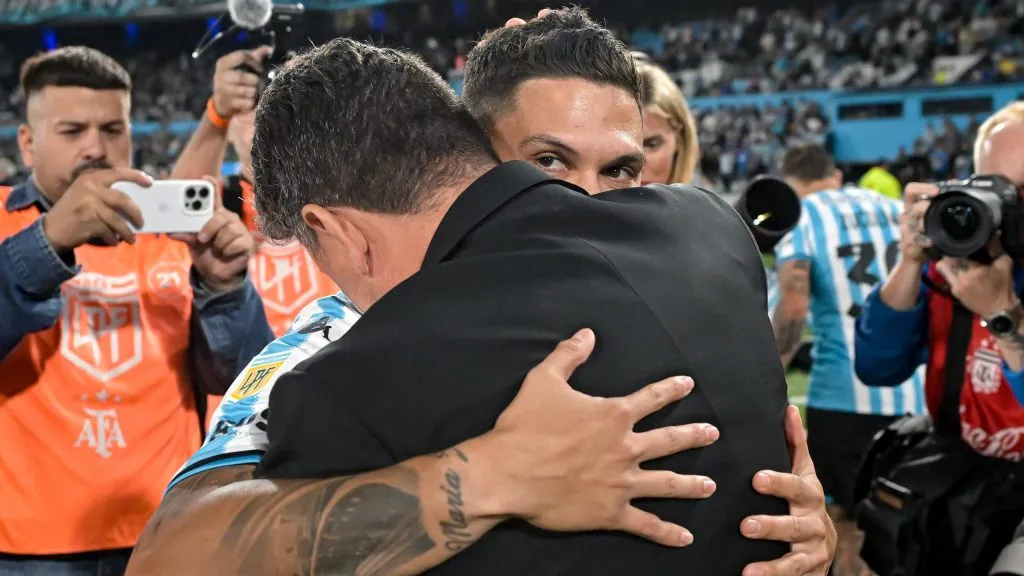 El abrazo de Juanfer y Gallardo antes del partido.