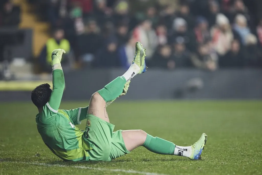 Augusto Batalla en el piso ante Real Madrid