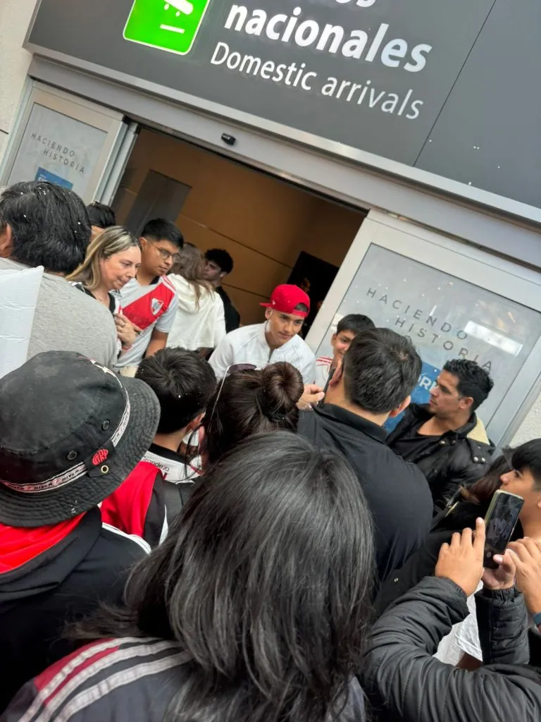 Subiabre llegando al aeropuerto con hinchas pidiéndole fotos y autógrafos.