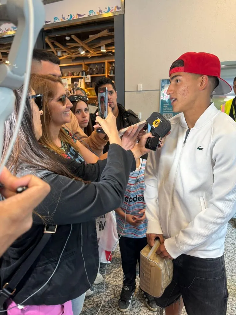 Frente a la prensa local para dejar declaraciones sobre su año.