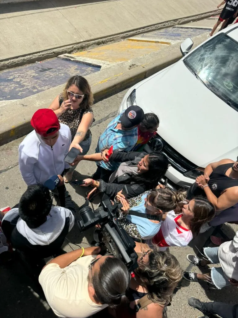 El jugador fue rodeado por cámaras y periodistas para obtener un reportaje.