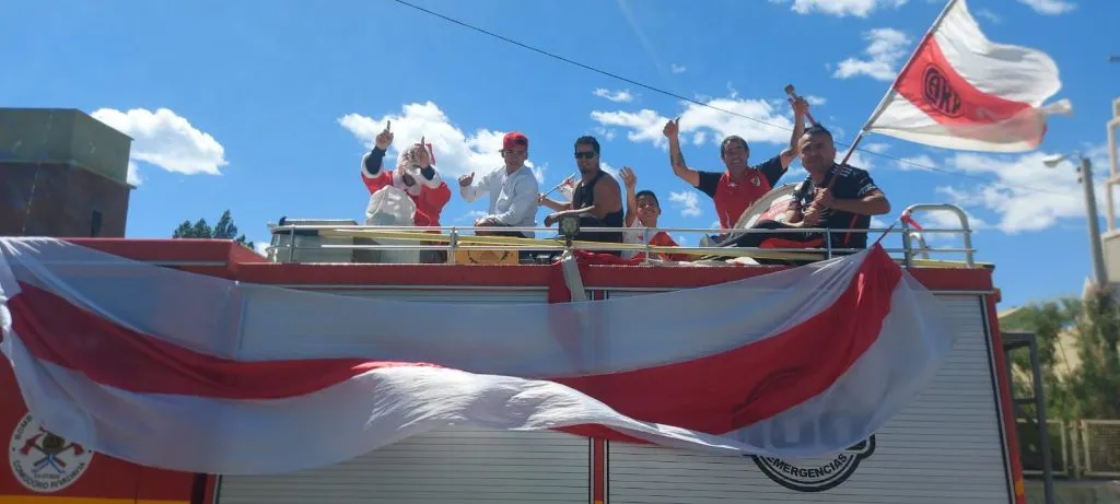 Subiabre, arriba del camión de bomberos para recorrer la ciudad.