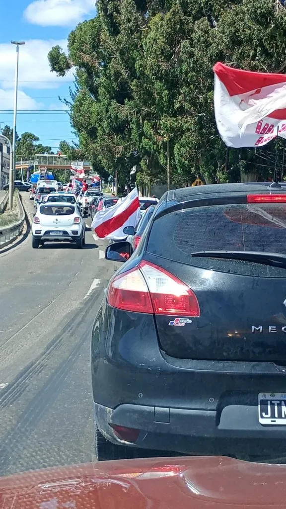 La caravana de hinchas de River en Comodoro Rivadavia.