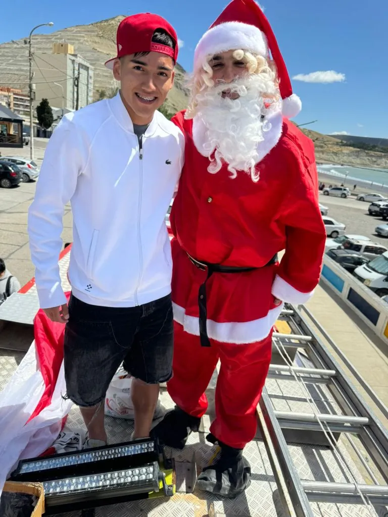 Subiabre, con los colores más lindos: campera blanca y gorra roja, junto a Papá Noel.
