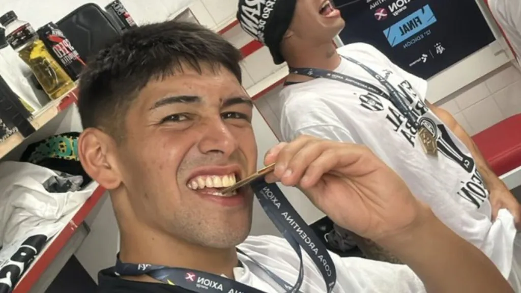 Rivero festejando la Copa Argentina.