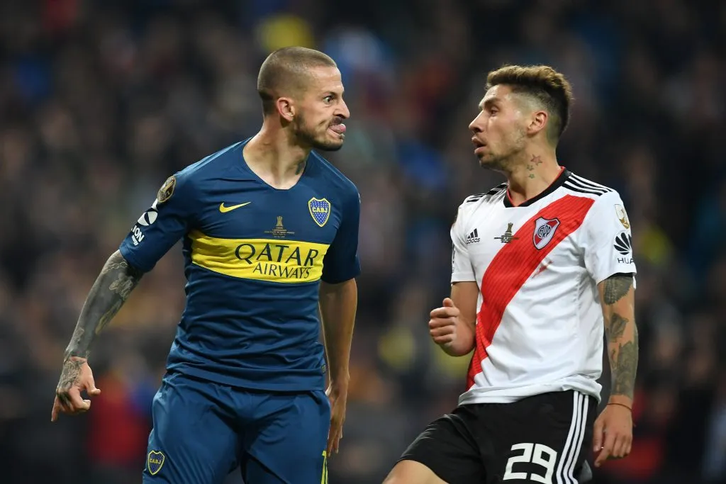El momento en donde queda expuesto el gesto de Dario Benedetto. (Getty)