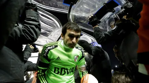 Barovero en medio de los escudos policiales en La Bombonera.