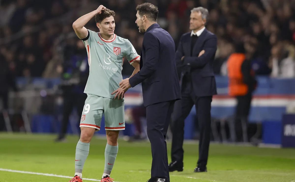 Julián Álvarez y Diego Simeone