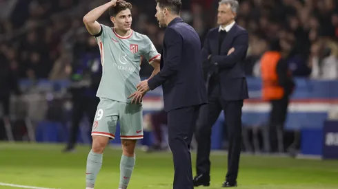 Julián Álvarez y Diego Simeone