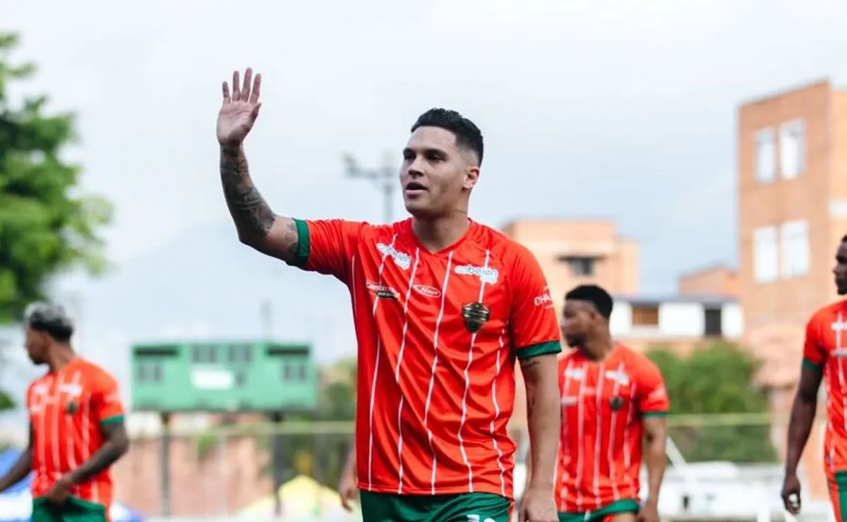 Juanfer estuvo jugando un partido exhibición en Colombia. Foto: Envigado.
