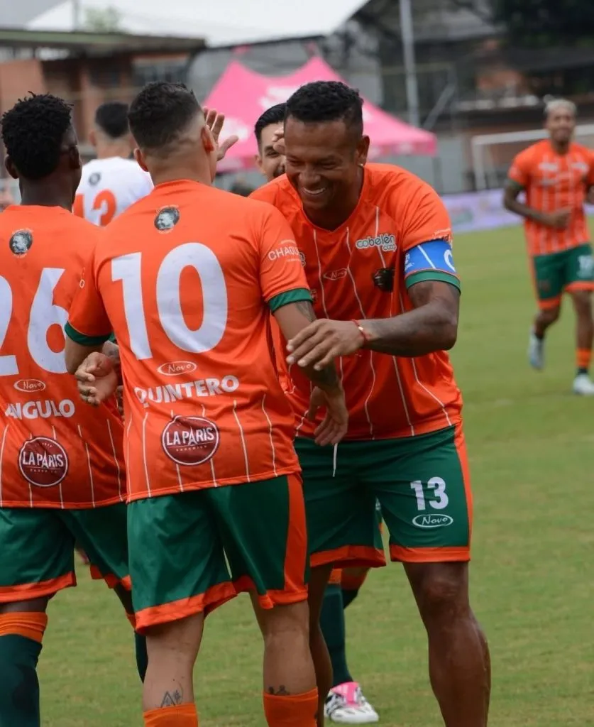 Juanfer junto a Fredy Guarín, una leyenda del fútbol colombiano.