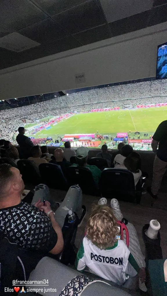 Armani y su hijo Valentino en la cancha de Atlético Nacional.