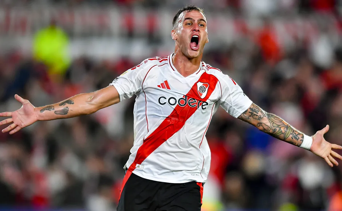 Leandro González Pirez cerca de Estudiantes.