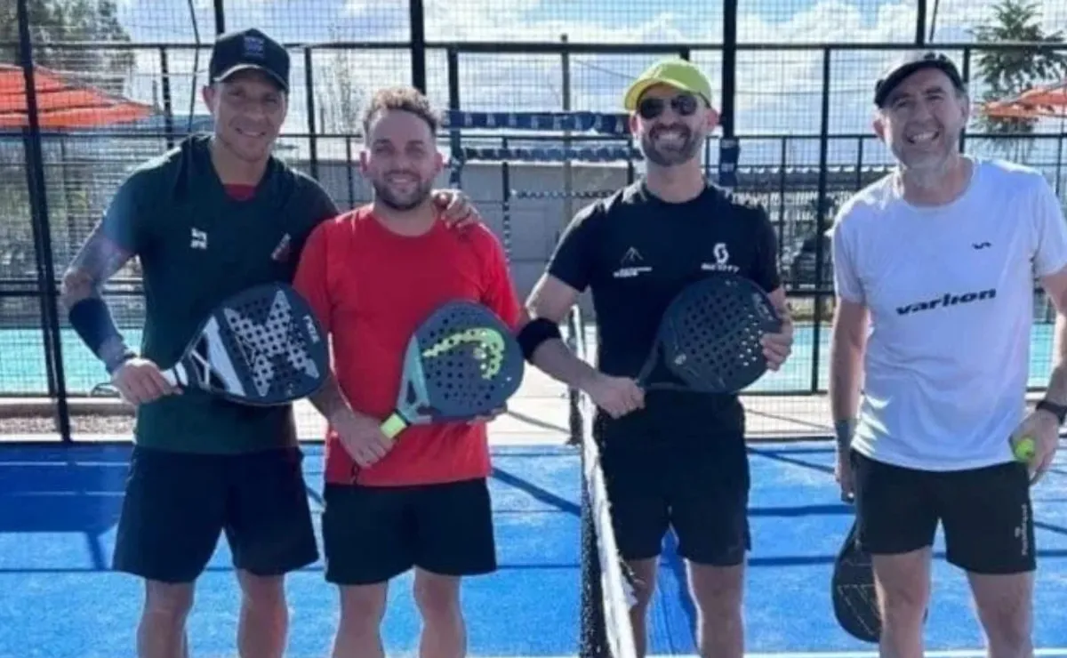Enzo juega al padel mientras espera por su futuro