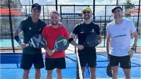 Enzo juega al padel mientras espera por su futuro