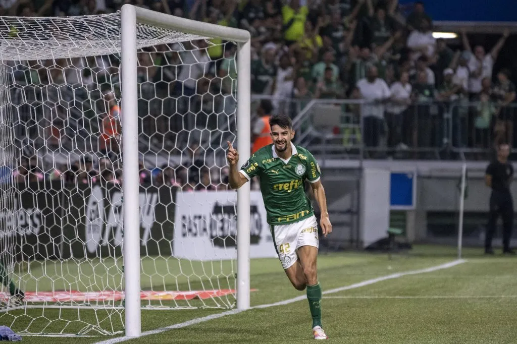 El Flaco López festejando un gol en Palmeiras