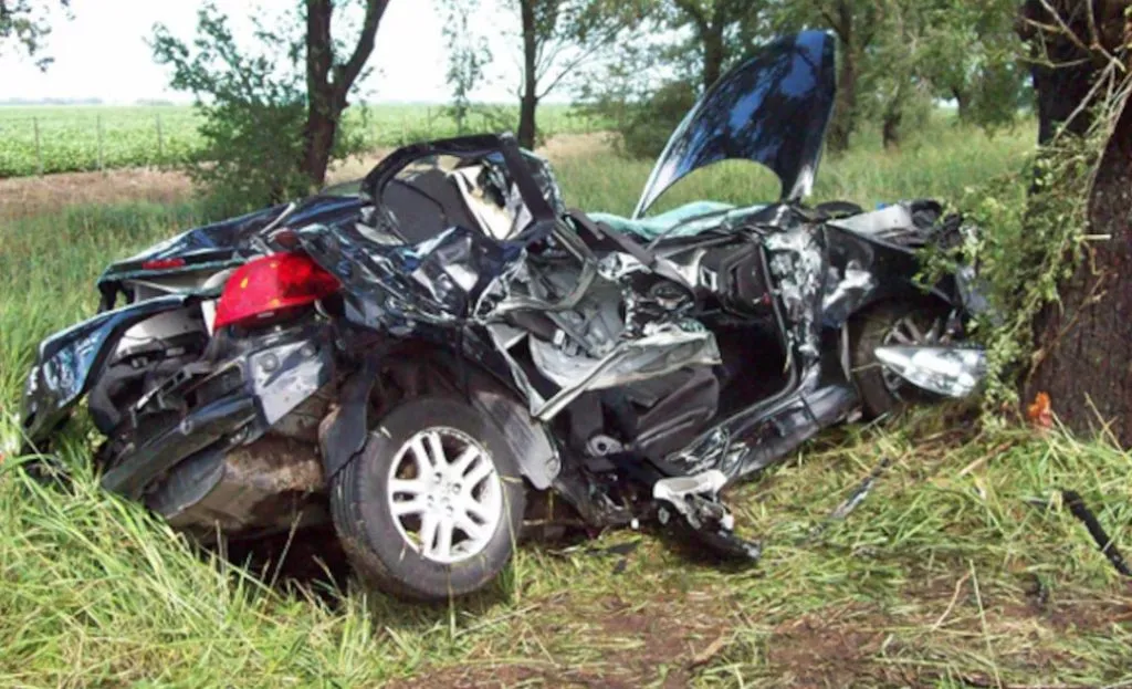 Así quedó el auto que conducía Diego Buonanotte la noche del accidente fatal.