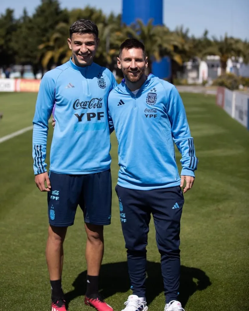 Lucas Esquivel, junto a Lionel Messi en la Selección Argentina (Foto: Instagram).