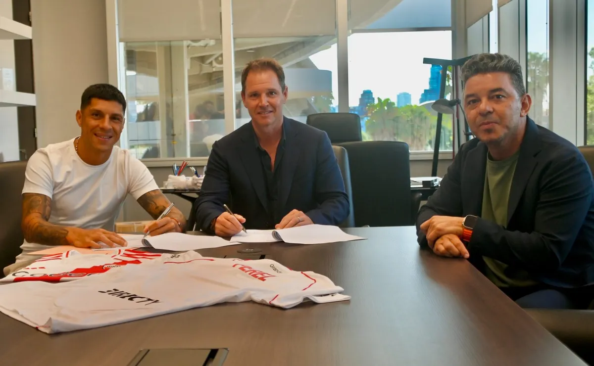 La firma de Enzo Pérez para volver a River.