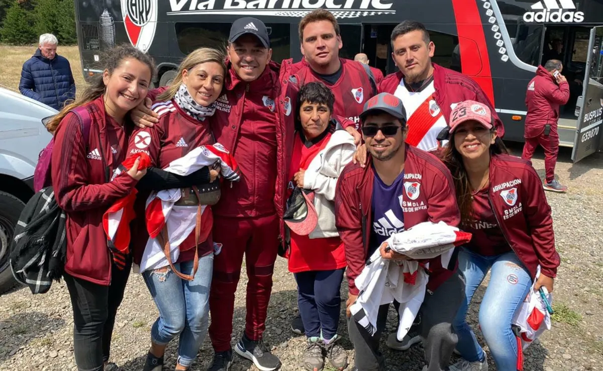 Marcelo Gallardo con Carmen Castillo, la creadora de la bandera de River récord de la Patragonia.