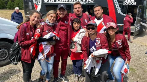 Marcelo Gallardo con Carmen Castillo, la creadora de la bandera de River récord de la Patragonia.
