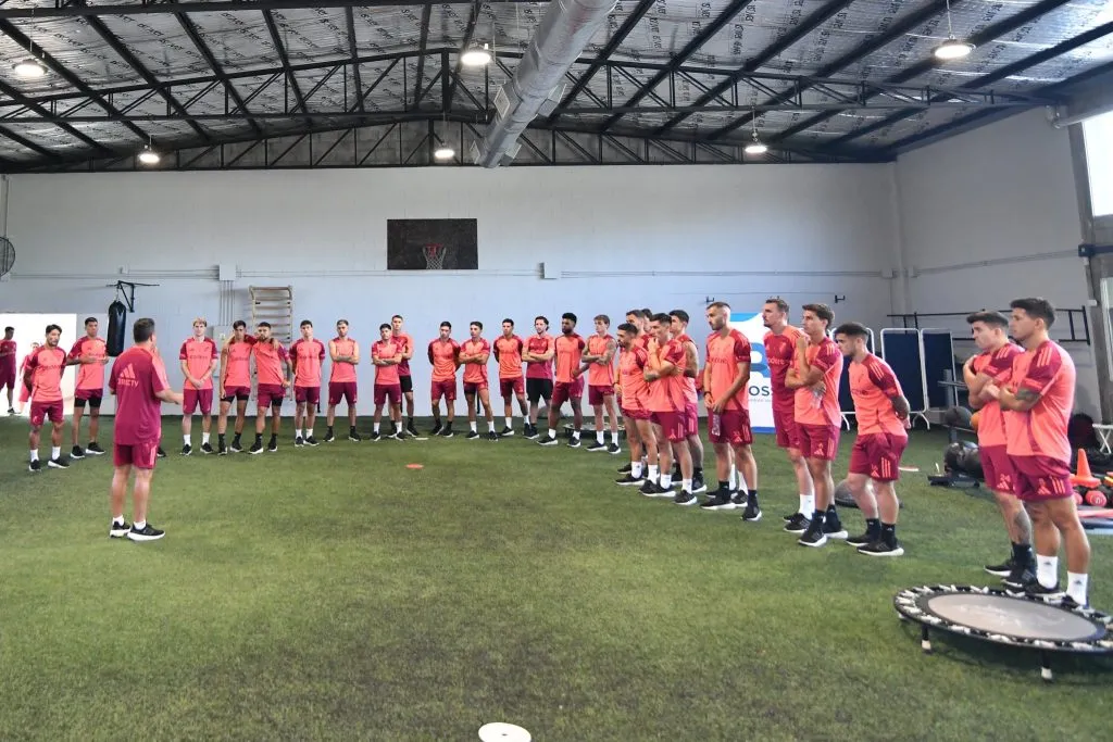 Manos a la obra: la primera charla de Gallardo con el plantel (Prensa CARP).