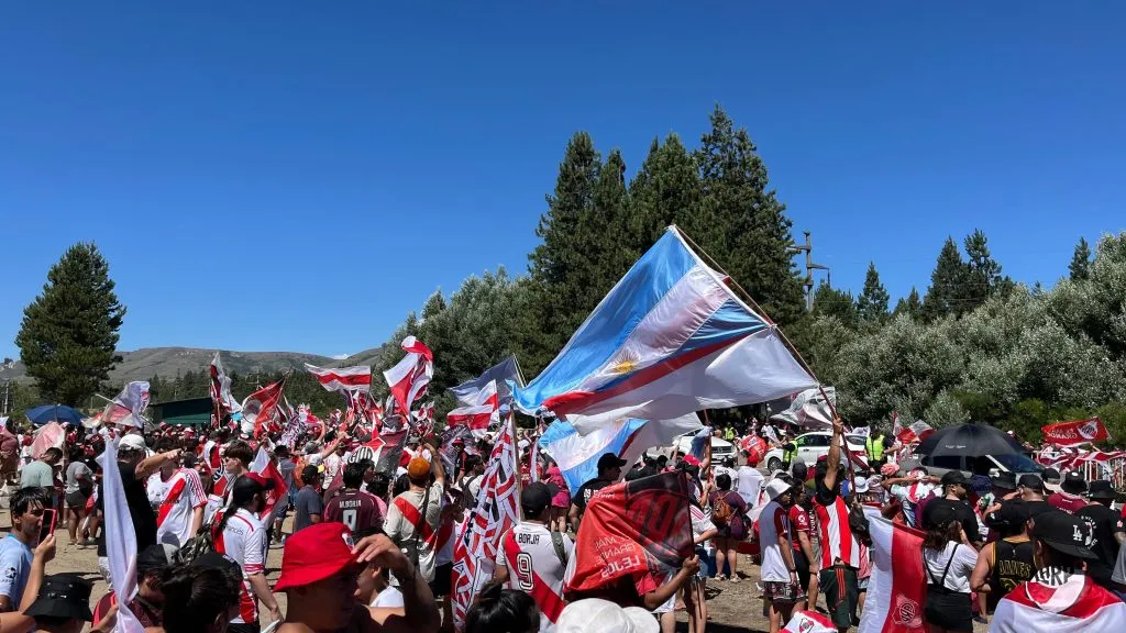 Los hinchas esperando por los jugadores.