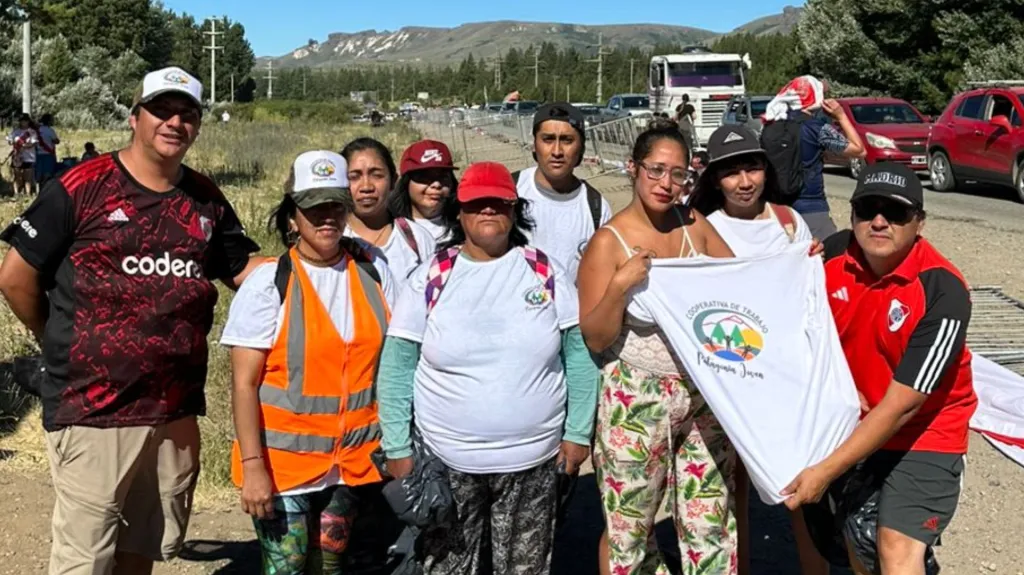 Los encargados de la limpieza tras el recibiminto