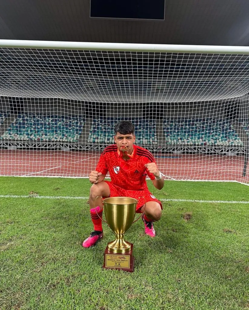 Dylan Martínez, arquero. Es una de las joyitas de las Inferiores de River.