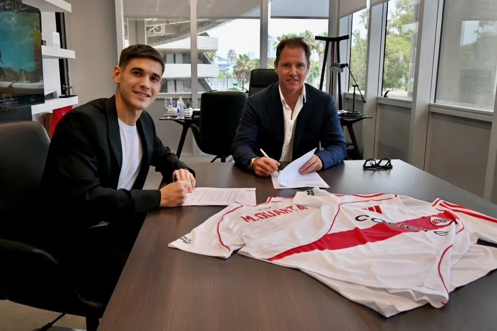 Martínez Quarta estampó su firma y ya es jugador de River. (Prensa River)