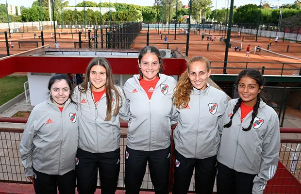 Julia Riera (segunda de izquierda a derecha), es tenista del Club Atlético River Plate (FOTO: Prensa River).