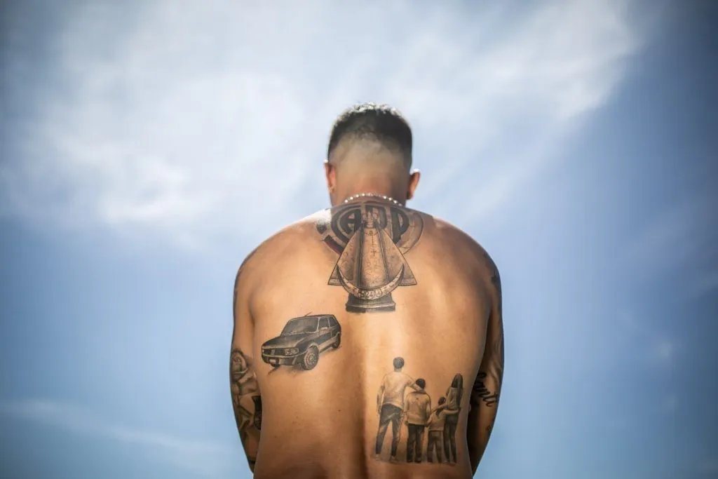 Los tatuajes que tiene Enzo Pérez en la espalda: el escudo de River, la virgen, el Fiat 147 y él junto a su esposa e hijos (@Libertadores).