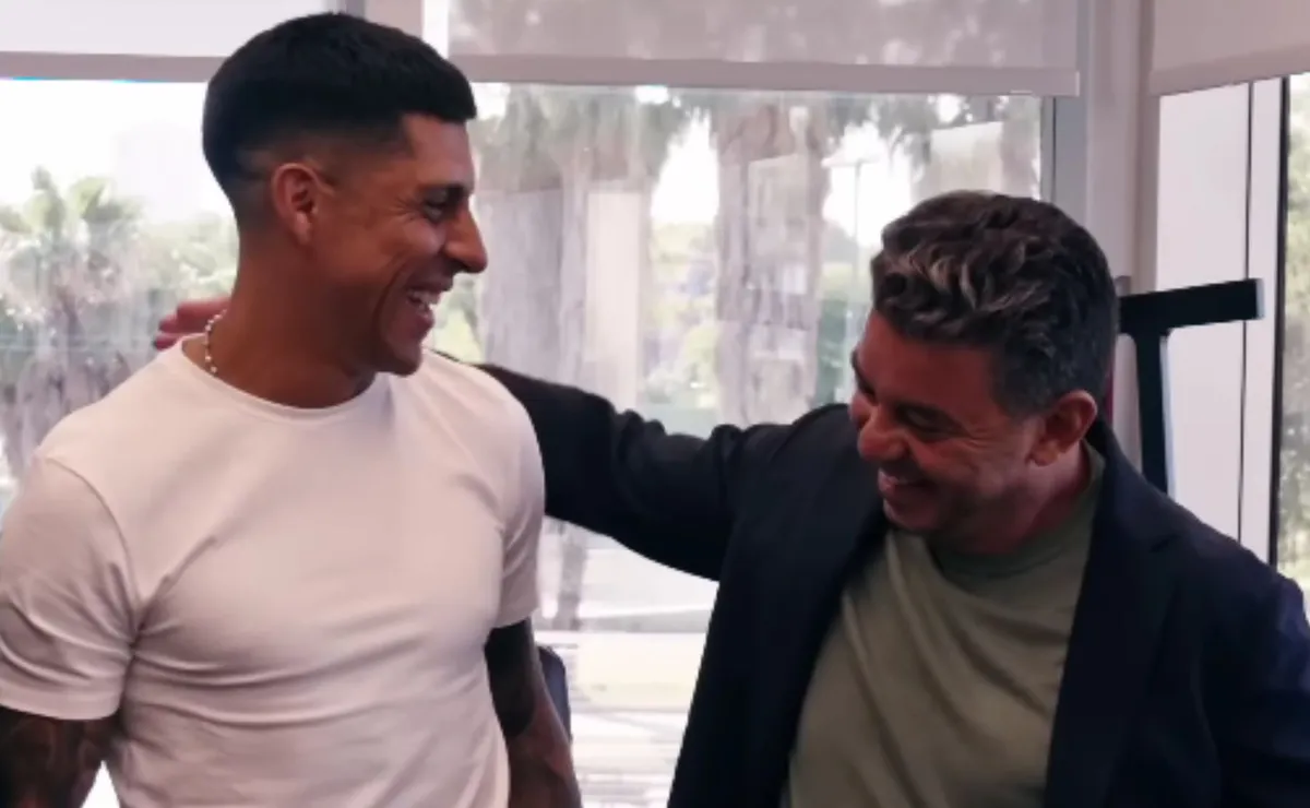 Enzo Pérez, rendido ante Gallardo.