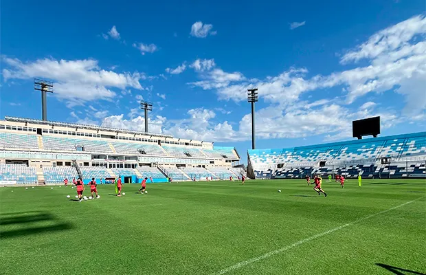 Entrenamiento con pelota en el Estadio del Bicentenario.